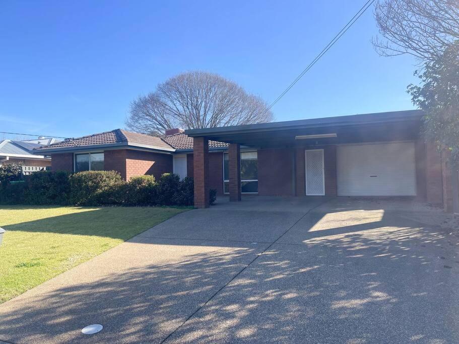 Lovely House At Lake Albert Villa Wagga Wagga Exterior photo